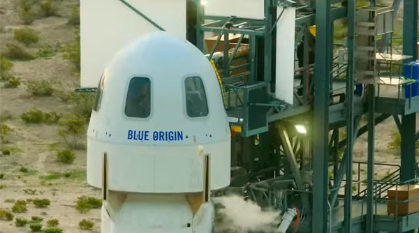 Tàu vũ trụ New Shepard của Jeff Bezos cao khoảng 18m, là tàu vũ trụ tự hành hoàn toàn và không thể điều khiển từ bên trong. Tàu có diện mạo hơi khác biệt so với tàu Crew Dragon của SpaceX. Mục đích chính của tàu New Shepard là đưa khách du lịch ra ngoài không gian.