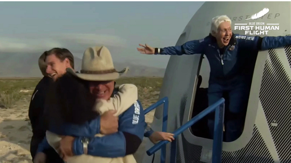 Tuy nhiên, Wally Funk nữ phi công 82 tuổi lại có chút phàn nàn về chuyến bay. Bà cho biết, các thành viên của phi hành đoàn đã thử cảm giác “bơi” bên trong khoang nhưng tàu không có đủ chỗ cho cả 4 người.