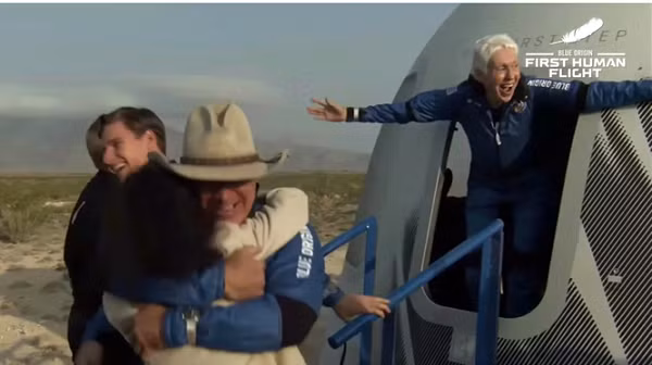 Tuy nhiên, Wally Funk nữ phi công 82 tuổi lại có chút phàn nàn về chuyến bay. Bà cho biết, các thành viên của phi hành đoàn đã thử cảm giác “bơi” bên trong khoang nhưng tàu không có đủ chỗ cho cả 4 người.