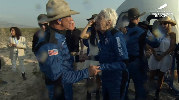 Sau vài phút ở phía trên ranh giới giữa Trái đất và Vũ trụ để phi hành đoàn trải nghiệm trạng thái không trọng lực, khoang tàu chở phi hành đoàn được 3 chiếc dù khổng lồ đưa xuống sa mạc Texas. Sức khỏe của Jeff Bezos và phi hành đoàn đều ổn.