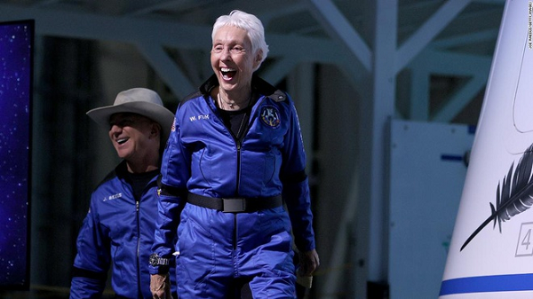 Tàu New Shepard kết hợp tên lửa đẩy và khoang tàu chở khách của Blue Origin đã khởi hành, đưa tỷ phú Jeff Bezos cùng phi hành đoàn lên độ cao 107km trong chuyến bay kéo dài gần 11 phút.