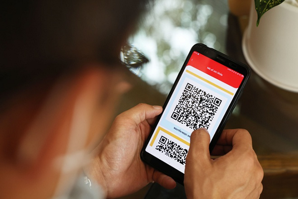 Theo đại diện Viettel Solutions, công ty phát triển hệ thống, việc cập nhật thông tin phụ thuộc vào cán bộ y tế tại cơ sở tiêm chủng. Do số lượng người tiêm rất lớn, các cơ sở y tế cần thời gian để nhập liệu thông tin của từng đối tượng, vì vậy một số người có chứng nhận tiêm chủng muộn vài ngày.