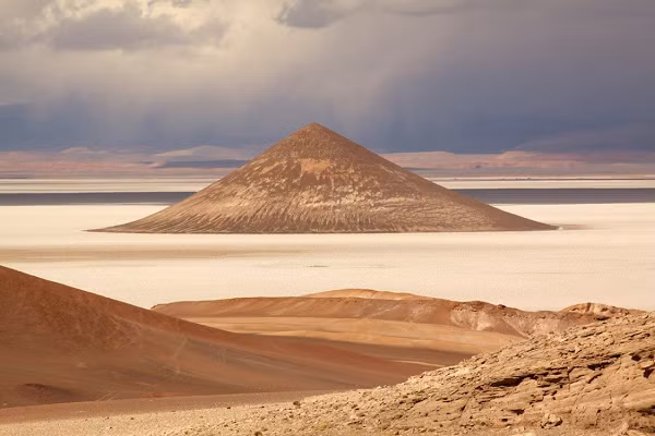  Kim tự tháp núi lửa Cono de Arita nằm ở biên giới phía nam của khu vực hồ muối Salar de Arizaro, tây bắc Argentina. Cono de Arita có chiều cao hơn 120m so với bề mặt hồ muối.