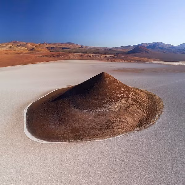Đây được coi là hồ muối lớn thứ hai ở Argentina và là hồ muối lớn thứ 6 thế giới. Khu vực này được khai thác nhằm tìm kiếm các nguồn tài nguyên kim loại và phi kim loại như muối, đá cẩm thạch... Mời các bạn xem video: Khung cảnh thiên nhiên tuyệt đẹp tại các quốc gia ít dân nhất thế giới
