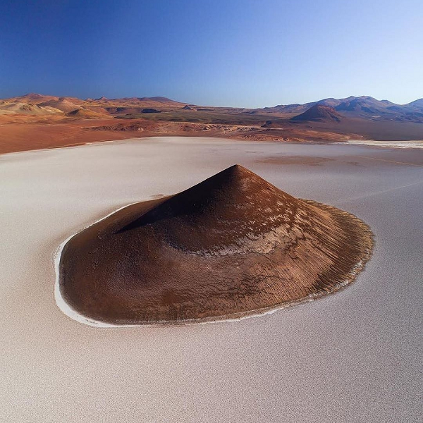 Đây được coi là hồ muối lớn thứ hai ở Argentina và là hồ muối lớn thứ 6 thế giới. Khu vực này được khai thác nhằm tìm kiếm các nguồn tài nguyên kim loại và phi kim loại như muối, đá cẩm thạch... Mời các bạn xem video: Khung cảnh thiên nhiên tuyệt đẹp tại các quốc gia ít dân nhất thế giới