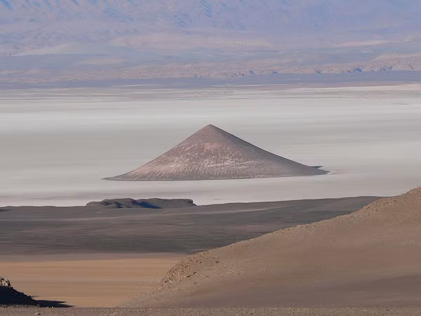 Để đến được Cono de Arita, phải băng qua sa mạc muối Salar de Arizaro cằn cỗi, đây không phải là điều dễ dàng. Vì vậy, địa điểm này vẫn giữ được sự bí ẩn khó có nhiều người đến khám phá.