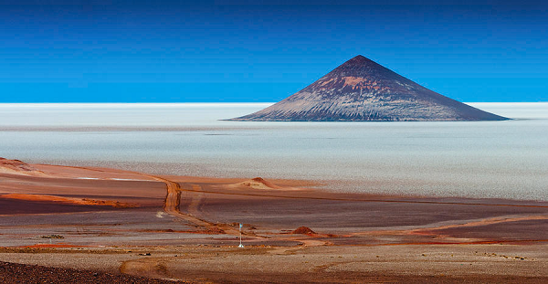 Salar de Arizaro là một hồ muối lớn ở khu vực dãy Andes, có biên giới giáp với Chile. Hồ muối bao phủ một khu vực rộng khoảng 1.600km2.