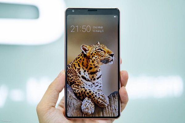 Đặc biệt, Bphone B86 đã loại bỏ hoàn toàn các phím vật lý như nút nguồn, nút tăng giảm âm lượng, khiến chiếc smartphone này trông như "một khối kính duy nhất".