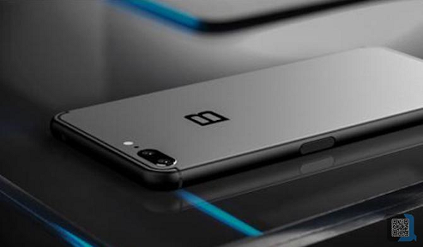 Việc phần viền trên dưới có độ dày không cân xứng cũng khiến cho không ít người dùng cảm thấy không vừa mắt. Vì vậy việc Bphone 5 tối ưu 0,2mm trên màn hình có thể khiến người dùng hài lòng hơn.