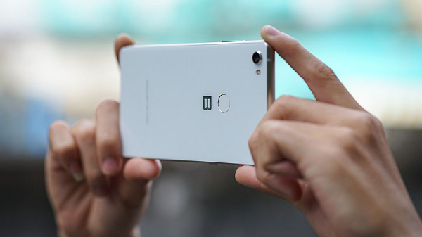 Máy có kích thước màn hình 6.1 inch, độ phân giải Full HD+, tấm màn IPS, sử dụng kính cường lực Gorilla Glass 5 và khung nhôm nguyên khối.