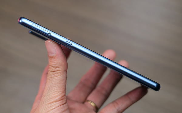 Bphone B86 được ra mắt trước đó có thiết kế màn hình "cằm mỏng trán dày", với phần "trán" của thế hệ Bphone mới được BKAV làm mỏng đi đôi chút so với Bphone 3.