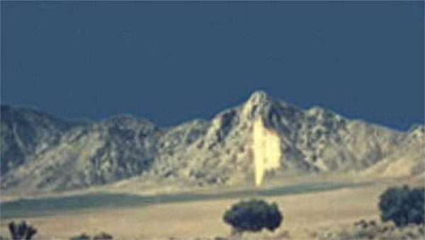 Năm 1957, một cặp vợ chồng đã đến hồ Isabella, California chơi và chụp lại nhiều ảnh làm kỷ niệm. Sau này khi xem lại các bức ảnh họ tình cờ phát hiện ra có vật thể giống với UFO đang bay hướng xuống đáy hồ.