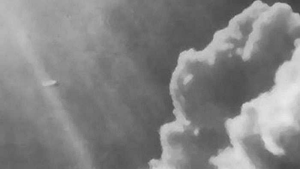 Năm 1957, anh Shinichi Takeda đã chụp được một hình ảnh về một vật thể lạ phát sáng trên bầu trời ở độ cao 3000 – 4000 mét tại Fujisawa, Nhật Bản. Đây là bức ảnh đầu tiên và duy nhất ghi nhật UFO ghé thăm một nước ở Châu Á.