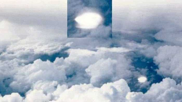 Khi đang bay ở độ cao khoảng 11 km, một phi công của không quân Hoàng gia Canada đã tình cờ chụp được những vùng sáng lớn hình đĩa bay trên bầu trời.