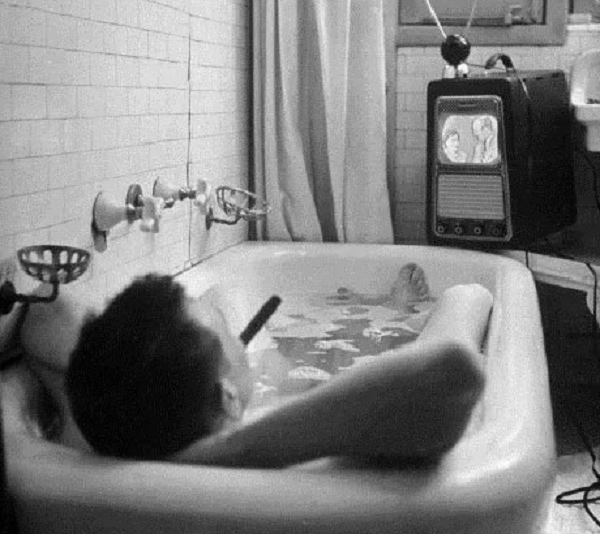 Nhà văn người Mỹ Russell Finch tận hưởng thú vui vừa tắm vừa xem truyền hình trên tivi đen trắng. Ảnh chụp năm 1948.