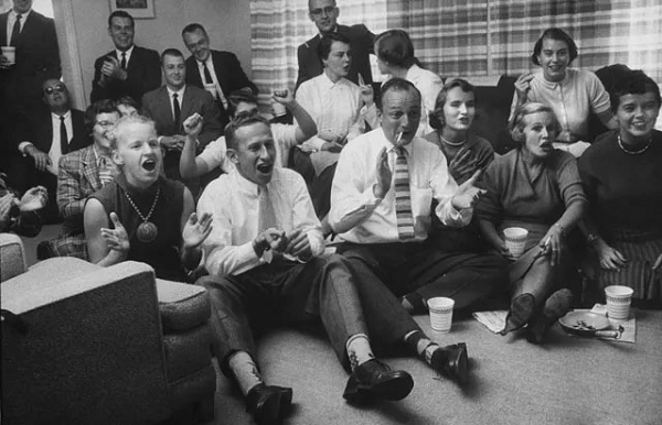 Các gia đình đang tụ tập để xem trận bóng bầu dục vô cùng sôi nổi năm 1957.