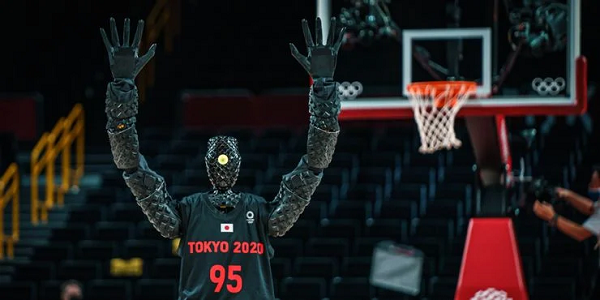 Từ vạch ném phạt, vạch ba điểm cho đến cả vạch giữa sân, vận động viên đặc biệt của Nhật Bản đều thực hiện thành công một cách hoàn hảo đúng như những gì được thiết kế.