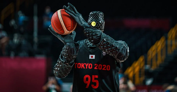 Để tăng thêm tính hấp dẫn của trận đấu, ban tổ chức của Olympic 2020 đã mang đến trận đấu này chú robot có tên gọi CUE, chiều cao 2,08m có một biệt tài ném bóng rổ.