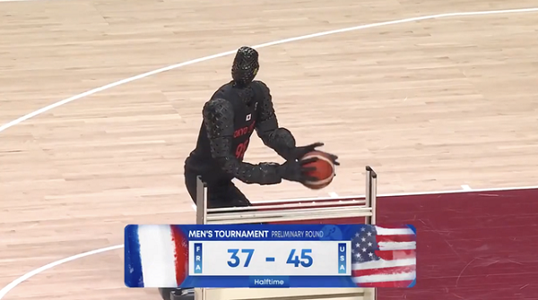 Hiện tại, con robot này đang mất trung bình khoảng 15 giây để thực hiện một cú ném. Nếu phải thi đấu ngoài đời thực cùng con người, có lẽ nó sẽ bị ngăn cản dễ dàng.