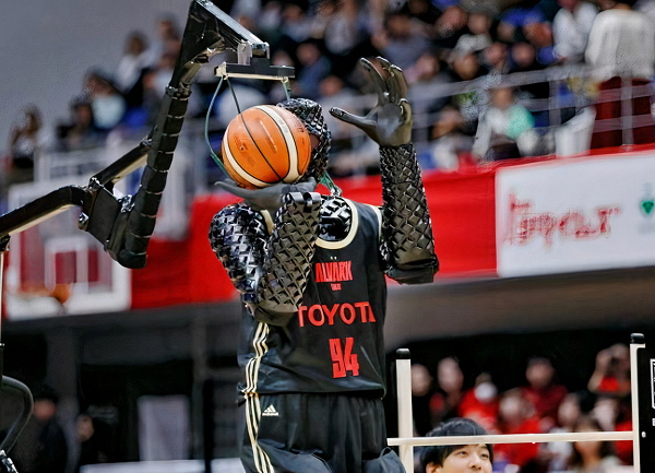 Robot ném bóng rổ CUE còn được trang bị những bánh xe ở dưới chân để có thể tự di chuyển trên sân bóng rổ. Nhiều ngôi sao bóng rổ nổi tiếng đã có lời khen ngợi đến chú robot này trên mạng xã hội.