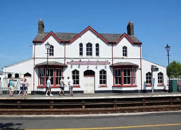 Nghĩa đen của nơi này là: Nhà thờ Thánh Mary trong một hõm sâu của những cây phỉ trắng gần xoáy nước xiết của nhà thờ Thánh Tysilio với một cái hang màu đỏ.