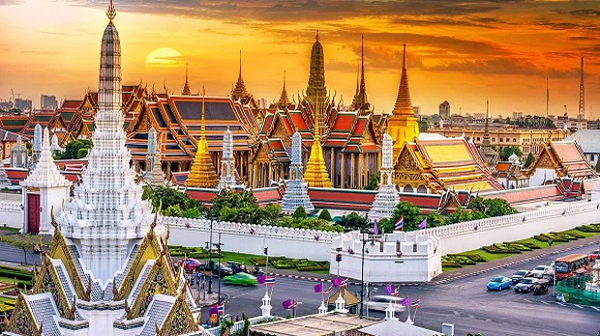 "Krung Thep Mahanakhon Amon Rattanakosin Mahinthara Ayuthaya Mahadilok Phop Noppharat Ratchathani Burirom Udomratchaniwet Mahasathan Amon Piman Awatan Sathit Sakkathattiya Witsanukam Prasit" là tên đầy đủ của thủ đô Bangkok, Thái Lan.