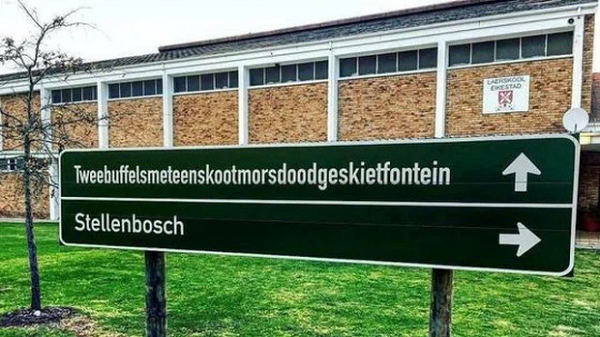 "Tweebuffelsmeteenskootmorsdoodgeskietfontein" là tên một trang trại ở tỉnh North Western (Nam Phi), cách Pretoria khoảng 200km về phía Tây. Với 44 ký tự, đây là địa danh có một từ dài nhất Nam Phi và là địa danh dài thứ 4 thế giới.