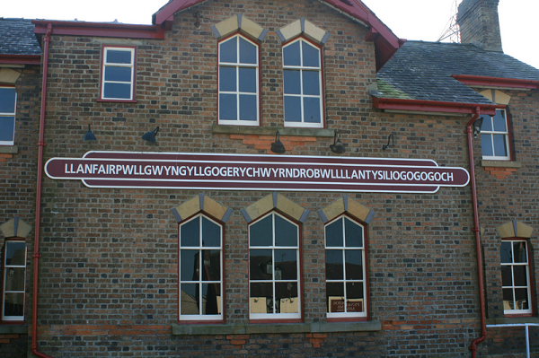 "Llanfairpwllgwyngyllgogerychwyrndrobwllllantysiliogogogoch" là tên của một thị trấn trên quần đảo Anglesey, xứ Wales. Ban đầu, cộng đồng này được gọi là Llanfair Pwllgwyngyll trước khi tên của nó được thay đổi vào những năm 1860 vì mục đích quảng cáo.