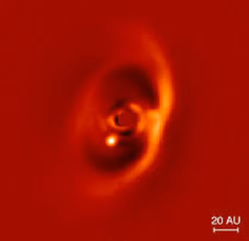 Hành tinh thứ 2 mang tên PDS 70c, cách sao mẹ 34 đơn vị thiên văn, nằm ở vị trí tương đương Sao Hải Vương trong hệ Mặt Trời. Cho dù vẫn chỉ là một tiền hành tinh non trẻ, nó đã kịp bắt đầu "sinh con".