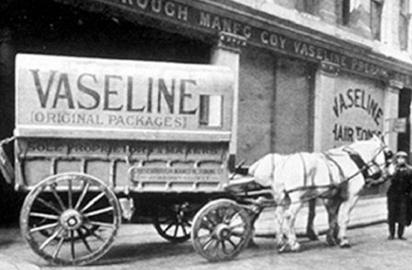 Sáp Vaseline nổi tiếng với công dụng trị khô môi, dưỡng ẩm da và khử trùng là phát minh của nhà hoá học người Anh Robert Chesebrough. Trong một chuyến nghiên cứu tại mỏ dầu mới ở Titusville, sau khi quan sát các công nhân bôi một chất có tính dính lên vết đứt tay và chỗ bỏng, Chesebrough quyết định mang chất này về thí nghiệm.
