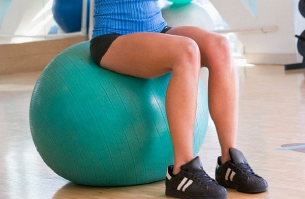 Những năm 1970, bác sĩ Joanne Posner-Mayer quan sát hiệu quả của bóng thể dục trong chuyến làm việc tại Copenhagen; sau đó mang quả bóng về giới thiệu ở Mỹ.