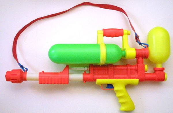 Lonnie G. Johnson, kỹ sư làm việc cho NASA và Không quân Mỹ, là nhà cha đẻ của hơn 40 bản quyền ý tưởng, nổi tiếng nhất là súng bắn nước - món đồ chơi hấp dẫn hàng triệu trẻ em khắp thế giới.