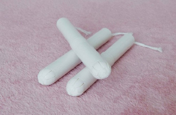 Tampon được tiến sĩ Haas phát minh năm 1931. Khi đó, ông đăng ký Tampax cho sản phẩm của mình. Tiến sĩ Robert L. Dickenson thống kê và phân tích lý do ông ủng hộ sử dụng tampon. Dickenson cho rằng tampon vượt trội hơn bởi băng vệ sinh thông thường dễ gây mùi, kích thích và tạo cảm giác cộm khó chịu khi sử dụng.