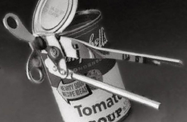 Năm 1828, nhà buôn Anh Peter Durand nhận bằng sáng chế cho phát minh bảo quản thực phẩm bằng cách đóng trong lon thiếc. Gần 3 thâp kỷ sau, ngày 13/7/1855, Robert Yates, người Middlesex, Anh nhận bằng sáng chế cho dụng cụ mở lon đầu tiên gồm một lưỡi dao cong và dao bẩy.