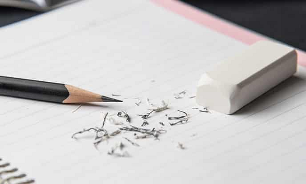 Năm 1770, phiên bản đầu tiên của gôm cao su được Edward Nairine, một nhà nhãn khoa kiêm kỹ sư người Anh, giới thiệu trên thị trường. Ý tưởng bắt nguồn trong một lần Nairine định lấy vụn bánh mì để tẩy vết chì, song lại nhặt phải một mẩu cao su gần đó.