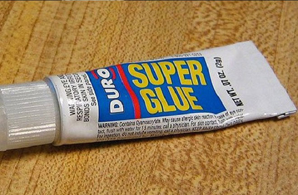 Tiến sĩ Harry Coover người Mỹ tình cờ khám phá ra chất siêu dính khi phát triển bộ ngắm súng nhựa trong suốt cho quân Đồng minh năm 1942. Cuối thập niên 1950, ông bắt đầu ra mắt sản phẩm keo siêu dính với tên gọi "Eastman 910".