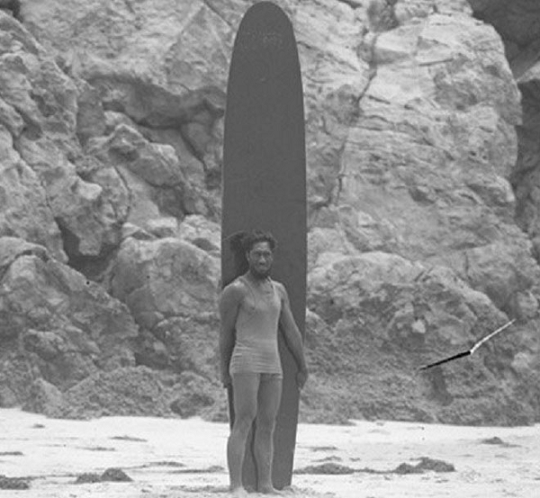 Kỷ nguyên mới của ván lướt sóng bắt đầu năm 1926, khi Tom Blake phát minh ra ván lướt rỗng. Tấm ván dài tầm 4,5 m có hàng trăm lỗ khoan bên trong, được phủ tấm gỗ mỏng ở mặt trên và dưới. Blake sau đó thêm vào ván phần "vây đuôi" để tăng khả năng điều khiển ván cho người lướt sóng.