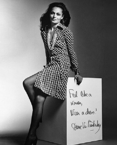 Váy quấn (wrap dress) là ý tưởng của nhà thiết kế người Bỉ Diane von Furstenberg. Ý tưởng về chiếc váy quấn khuynh đảo làng thời trang thế giới trong thập niên 70 xuất hiện khi Furstenberg vô tình nhìn thấy con gái Tổng thống Nixon, Julie Nixon Eisenhower, diện một chiếc váy quấn và áo quấn trên tivi.