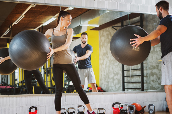 Bóng thể dục được phát minh năm 1963 bởi Aquilino Cosani, một nhà sản xuất nhựa người Italy. Cosani ban đầu sáng chế ra quả bóng bằng nhựt vinyl chống nổ tên là "Gymnastik" với nhiều kích thước nhằm mục đích làm đồ chơi.