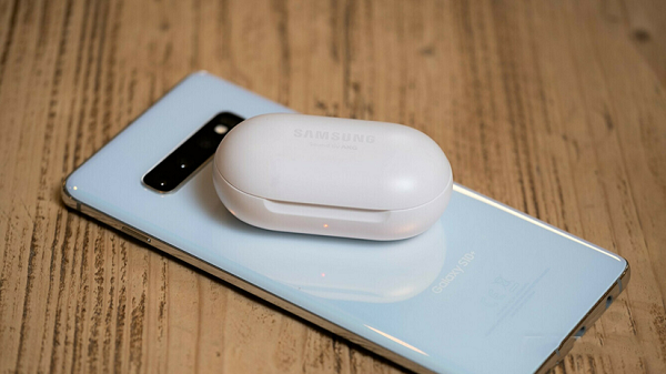 Nhiều điện thoại Android hàng đầu đã có tính năng sạc ngược không dây, khá hữu ích để sạc các phụ kiện nhỏ hơn như tai nghe Bluetooth, đồng hồ thông minh,…