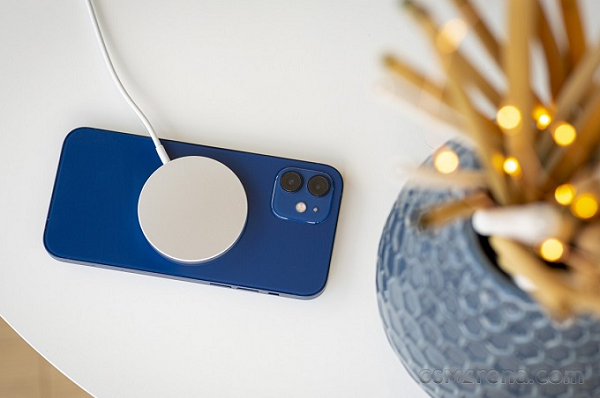 Không những thế, nó còn cho phép người dùng sạc ngược trở lại thiết bị tương thích, như tai nghe AirPods, Apple Watch bằng cách đặt chúng lên lưng iPhone.