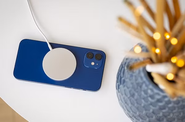 Không những thế, nó còn cho phép người dùng sạc ngược trở lại thiết bị tương thích, như tai nghe AirPods, Apple Watch bằng cách đặt chúng lên lưng iPhone.