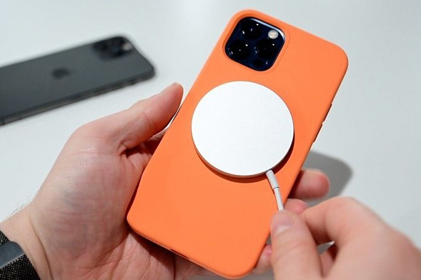 Cuộn dây sạc không dây lớn hơn có thể giúp ích cho hệ thống MagSafe được cải tiến này. Ngoài ra, cuộn dây sạc lớn hơn sẽ giúp tản nhiệt đồng thời tăng tốc độ sạc không dây trên dòng iPhone 13.