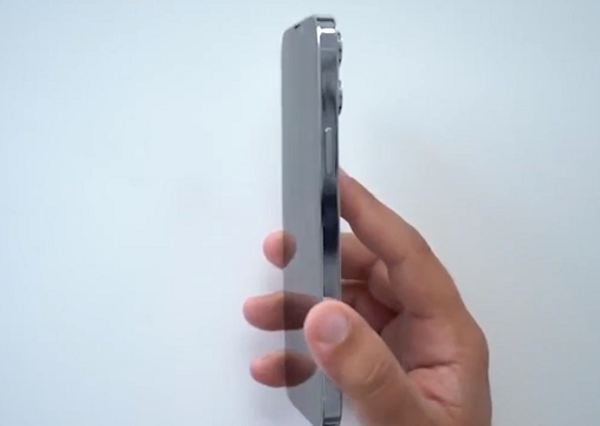 Theo mô hình mới nhất, iPhone 13 Pro và iPhone 13 Pro Max sẽ có cụm camera lớn hơn, trong khi các cảm biến camera trên iPhone 13 và iPhone 13 mini được xếp chéo thay vì đặt dọc như thế hệ trước.