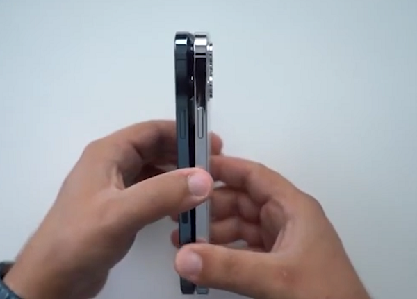 Bên cạnh đó, các mẫu iPhone này cũng có thêm micro kép ở mép trên của máy. Vị trí khay SIM và cụm phím tăng giảm âm lượng trên iPhone 13 đã được "điều chỉnh lại" một chút.