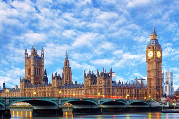 Chính phủ Anh cấm mọi người chết trong tòa nhà Quốc hội vì nó thuộc cung điện Hoàng gia. Nếu ai đó không may tử nạn ở đây, họ sẽ hưởng một lễ tang cấp nhà nước. Vì vậy, nếu bạn có dấu hiệu nhỏ về sức khỏe, họ sẽ nhanh chóng đưa bạn ra khỏi tòa nhà.