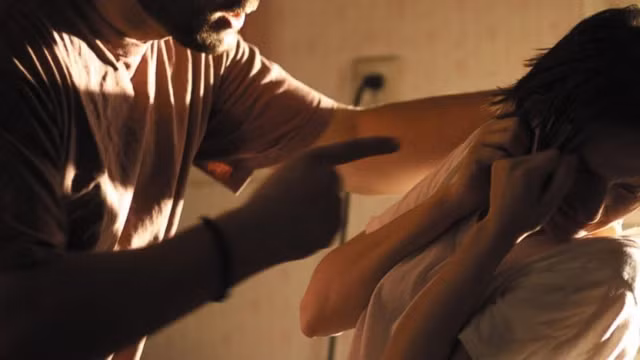  Luật trả vợ từng tồn tại ở đất nước Brazil. Từ năm 1916 đến 2002, người chồng có thể trả lại tân nương về nhà bố mẹ đẻ trong vòng 10 ngày sau khi cưới nếu phát hiện cô ấy mất trinh trước khi kết hôn.