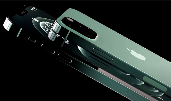 Một số thông tin cũng cho biết iPhone 13 series sắp tới sẽ đi kèm cuộn dây sạc không dây lớn hơn so với iPhone 12, có thể cung cấp sạc ngược không dây cũng như thời gian sạc nhanh hơn.