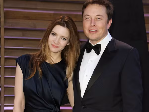 Elon Musk lo ngại về AI vì đây không phải là robot mà là thuật toán máy tính: "Chúng ta chỉ tạo ra những thuật toán đơn giản, các chuyên gia AI có thể dừng chúng lại bất cứ lúc nào. Tuy nhiên, nếu thuật toán phát triển và có thể tự đưa ra quyết định, sẽ không có cách nào để dừng chúng lại".