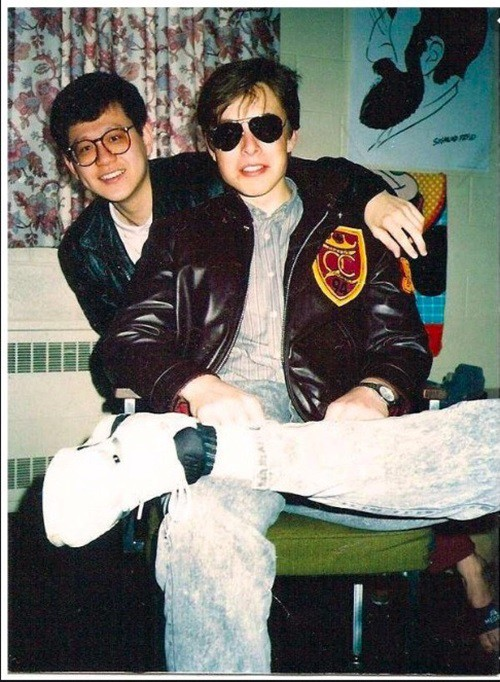 Theo Ashlee Vance, tác giả cuốn sách “Elon Musk: Tesla, SpaceX, and the Quest for a Fantastic Future”, năm 2013, Musk suýt bán Tesla cho Google. Thời điểm đó, tương lai của Tesla không ổn định và Musk đã tìm tới đồng sáng lập kiêm CEO Google Larry Page để đàm phán.